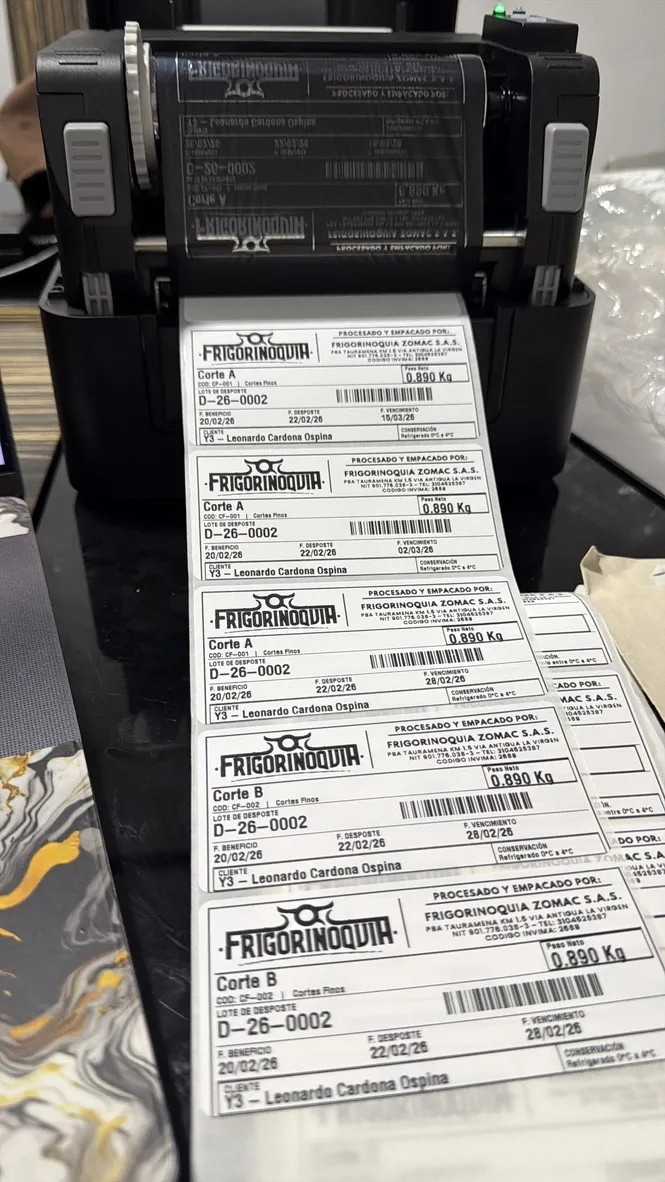 Impresora imprimiendo etiquetas con datos de la planta en tiempo real